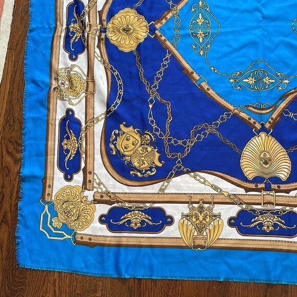 Vtg Franco Laurenti extra large crest themed scarf or wrap - Picture 4 of 11